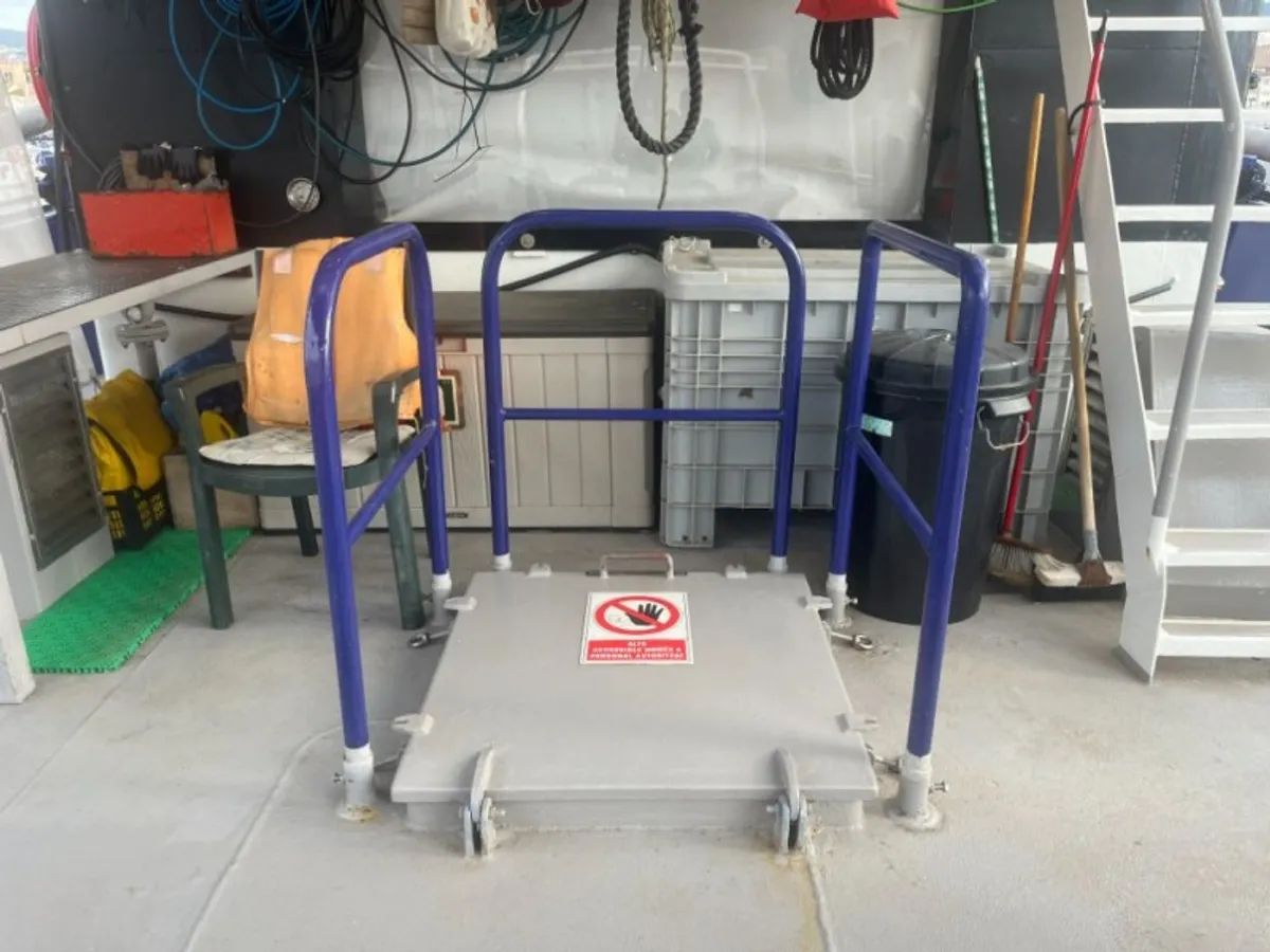 Tàu khảo sát để bán