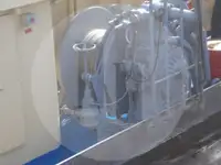 Tàu chở cá sống để bán