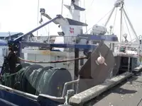 Tàu chở cá sống để bán