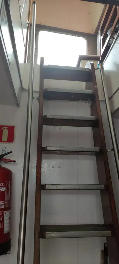 Tàu kéo để bán