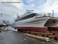 Tàu hai thân để bán