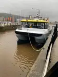 Tàu làm việc để bán