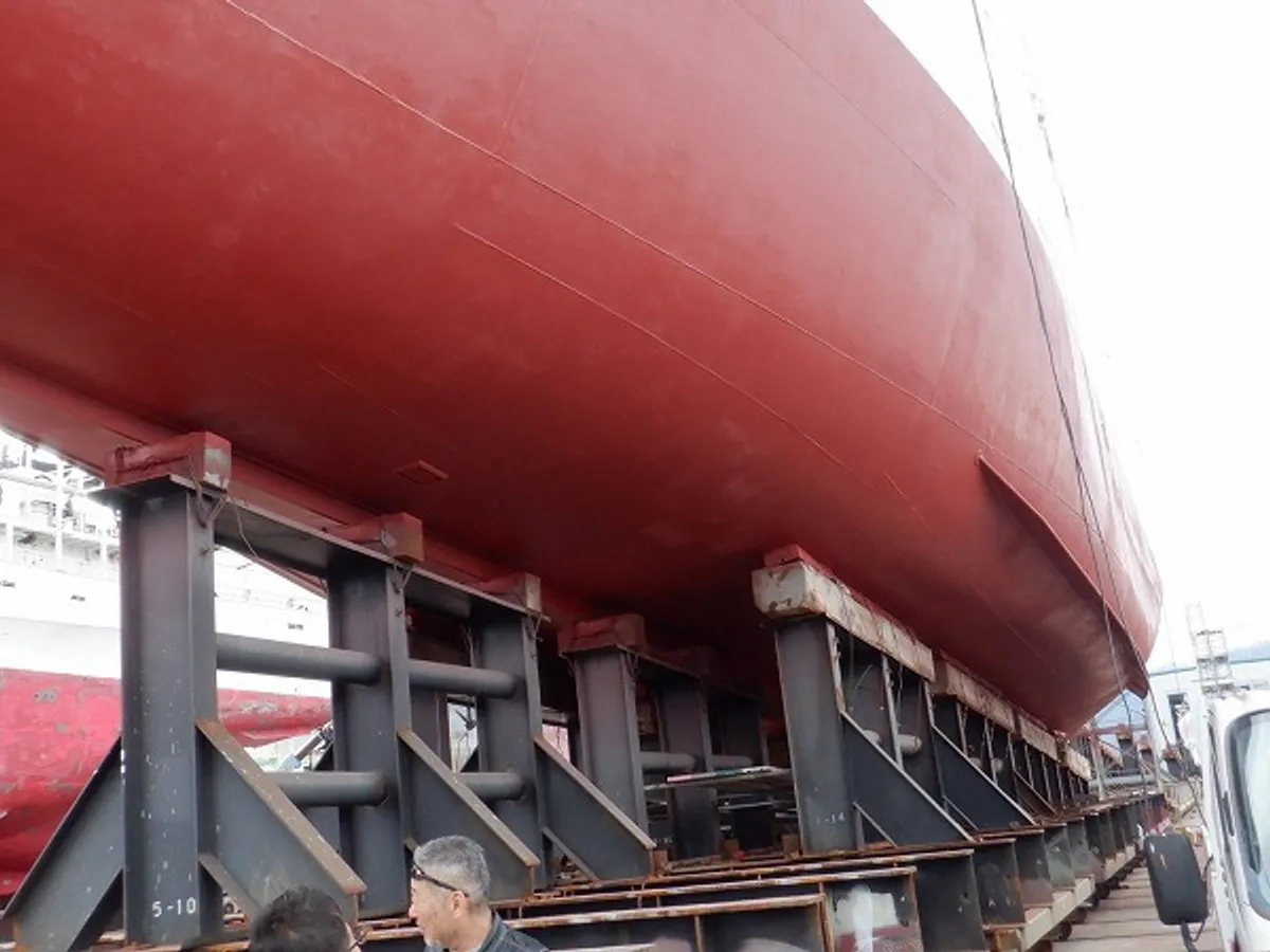 Tàu câu dài để bán