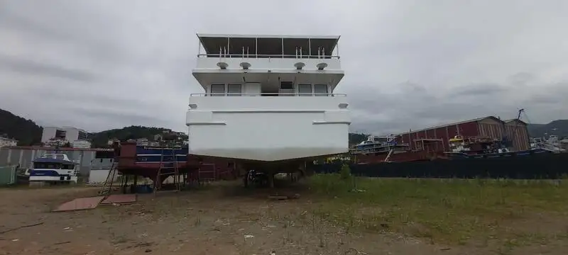 Tàu du lịch để bán