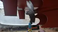 Tàu chở thủy thủ đoàn để bán
