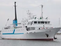 Tàu kéo lưới để bán