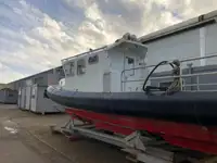 Tàu làm việc để bán
