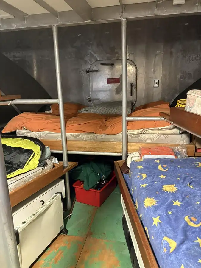 Tàu chế biến cá để bán