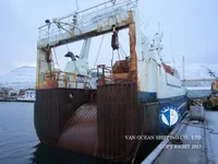 Tàu kéo lưới để bán