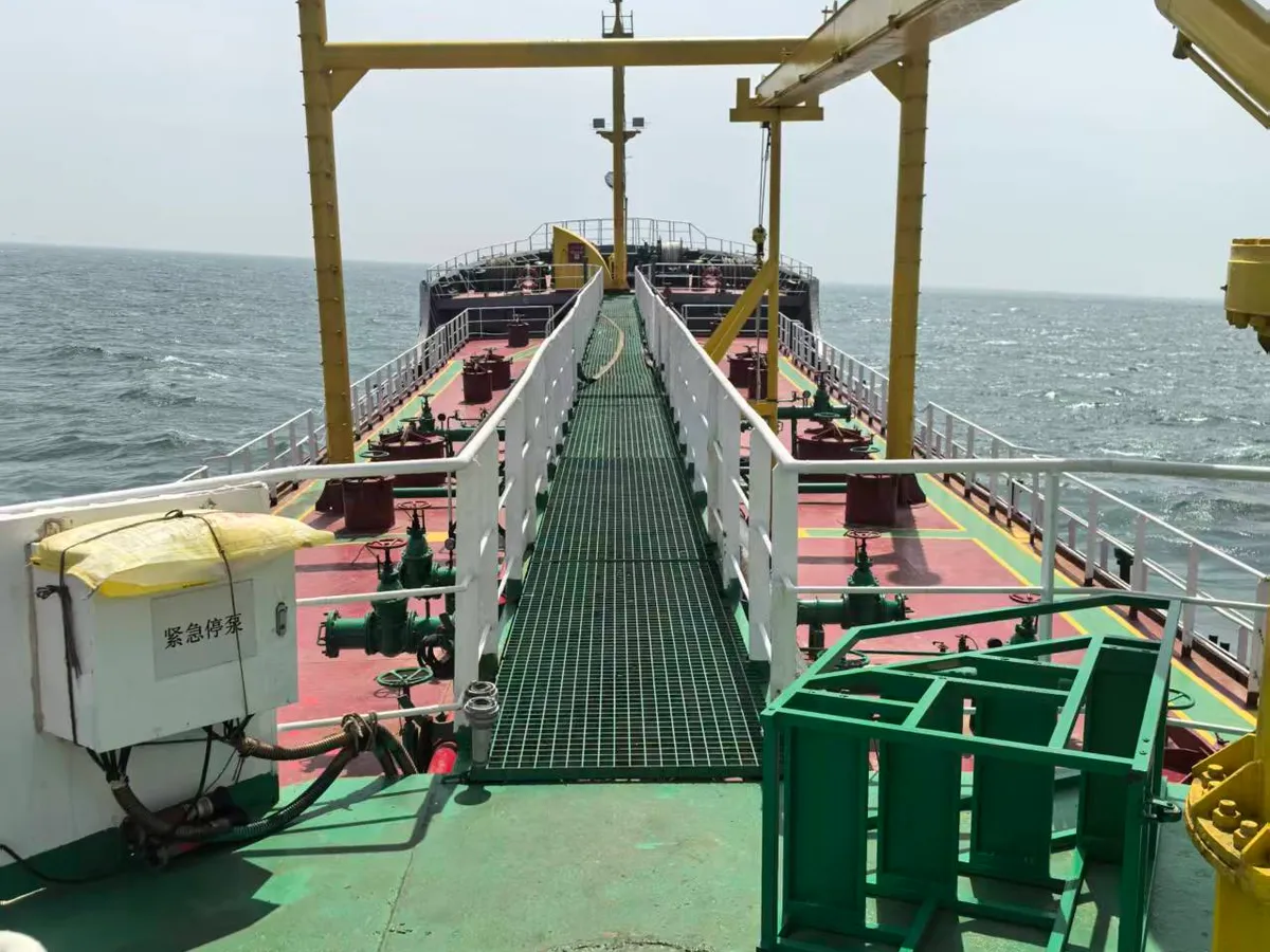 Tàu chở thực phẩm để bán