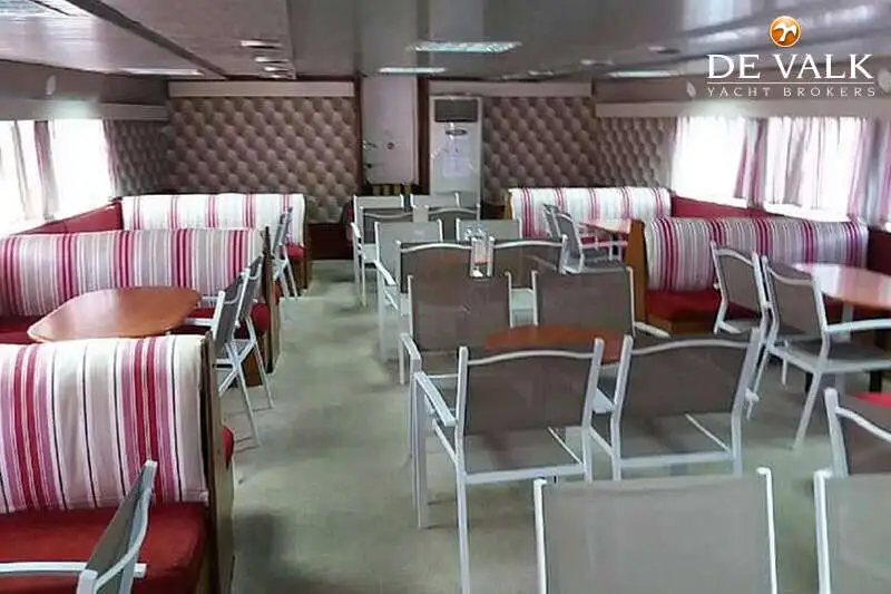 Tàu du lịch để bán