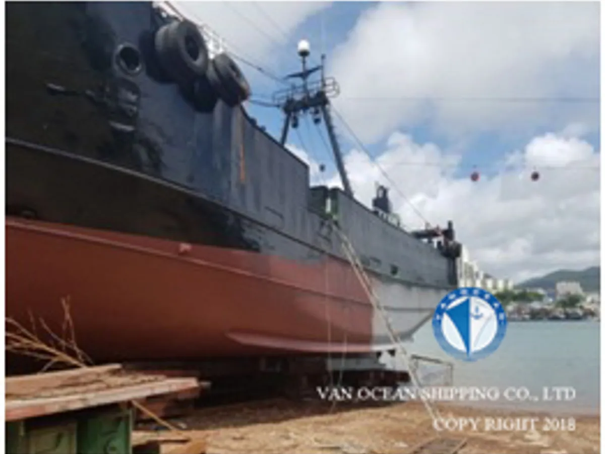 Tàu kéo lưới để bán