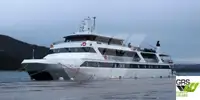 Tàu du lịch rao bán