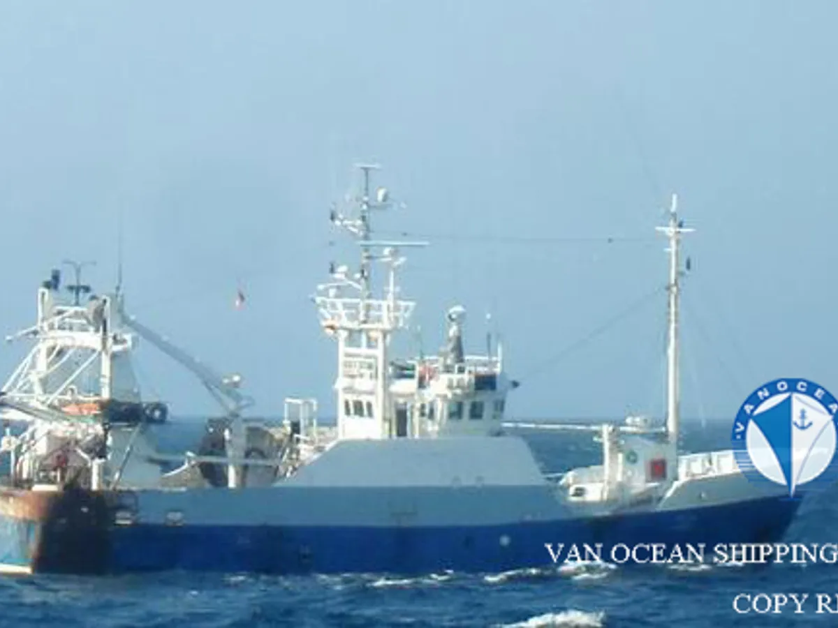 Tàu kéo lưới để bán