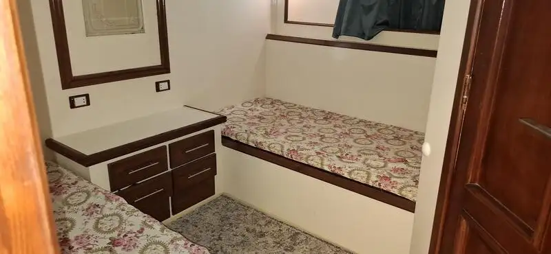 Tàu du lịch để bán