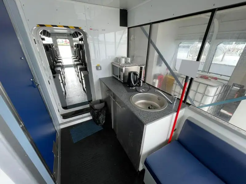 Tàu container để bán