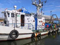 Tàu kéo để bán