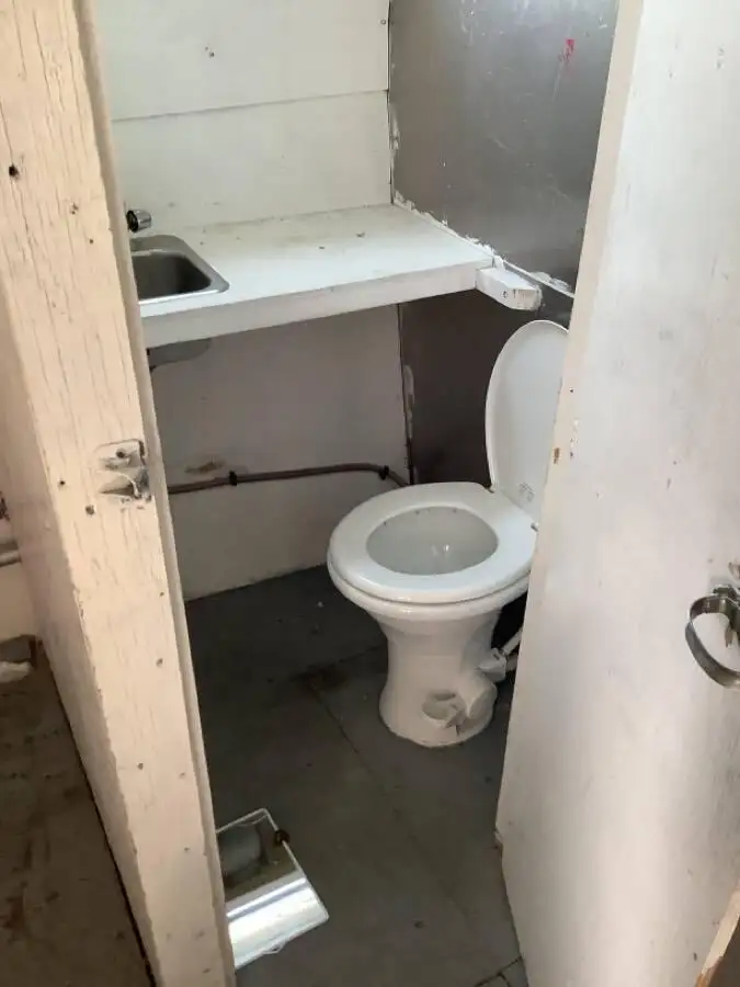 Tàu làm việc để bán