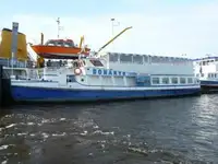 Tàu du lịch rao bán