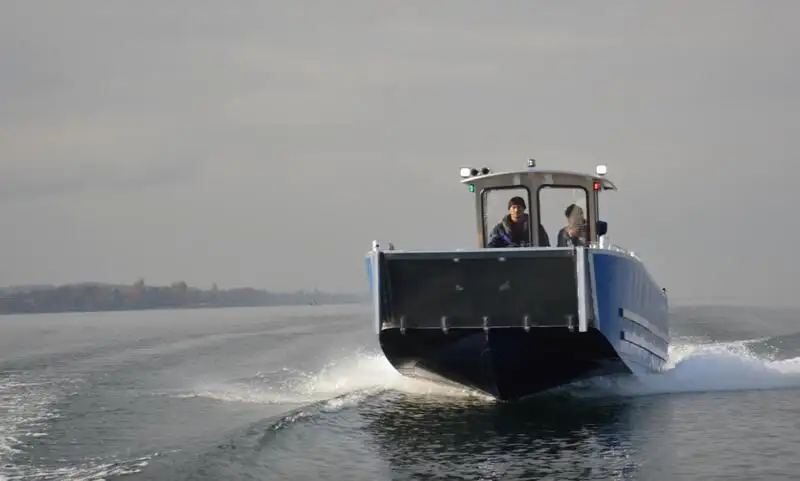 Tàu cứu hộ để bán