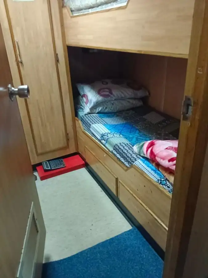 Tàu chở thủy thủ đoàn để bán