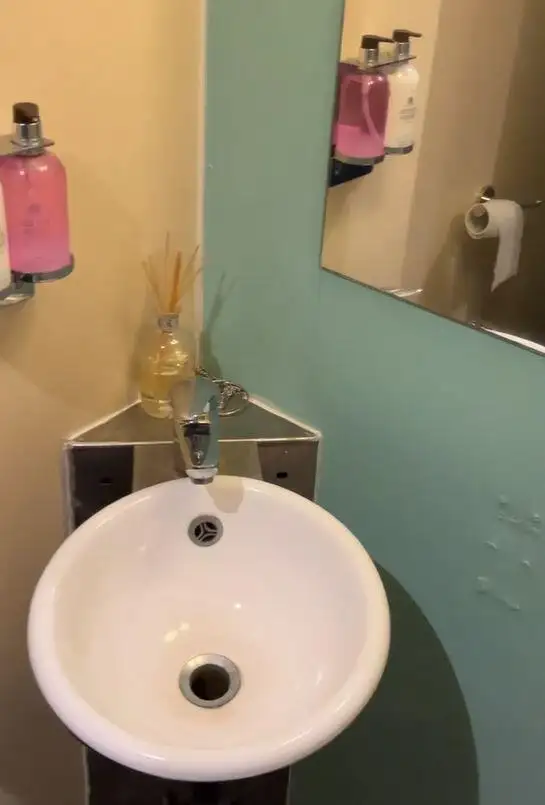 Tàu chở khách và hàng hóa để bán