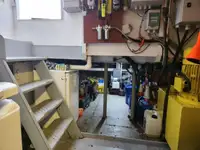 Tàu làm việc để bán
