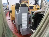 Tàu kéo lưới để bán