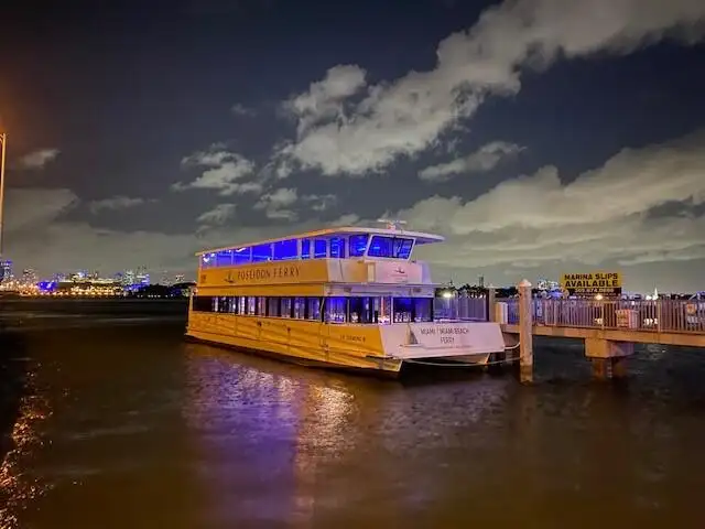 Tàu chở khách để bán