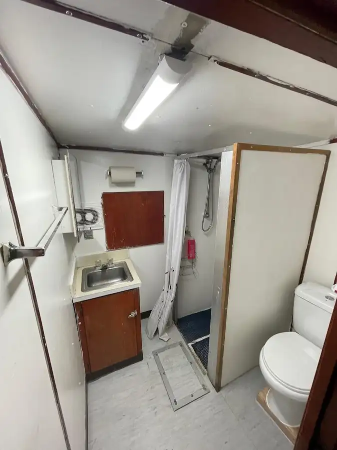 Tàu container để bán