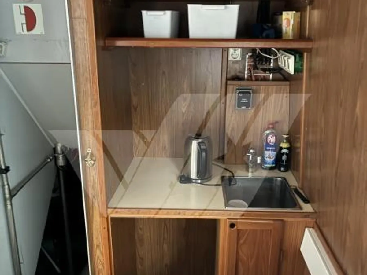 Tàu chở khách và hàng hóa để bán