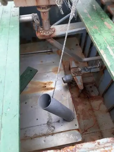 Tàu kéo lưới để bán