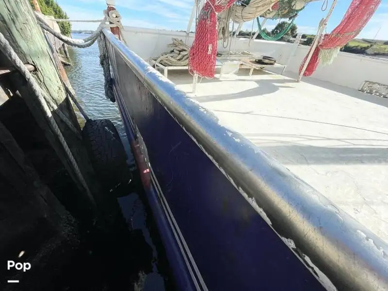 Tàu kéo lưới để bán