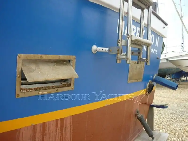 Tàu kéo lưới để bán