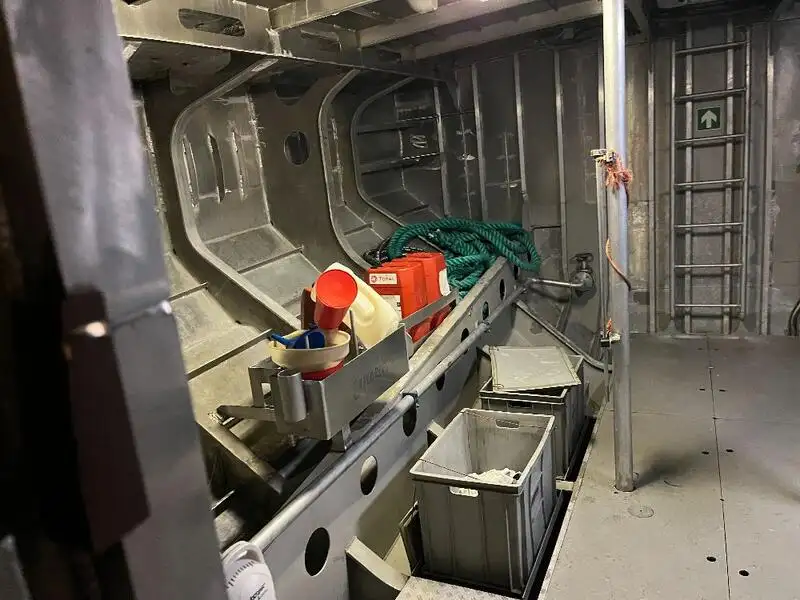 Tàu dẫn đường để bán
