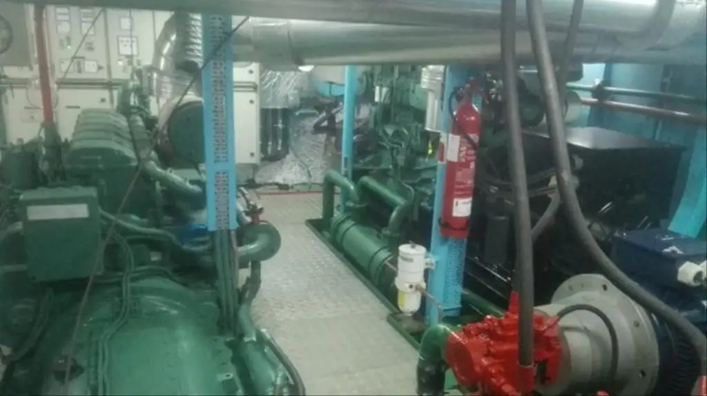 Tàu làm việc để bán