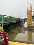 Tàu chở thủy thủ đoàn để bán