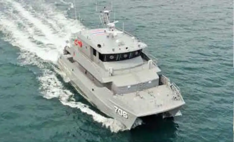 Tàu hai thân để bán