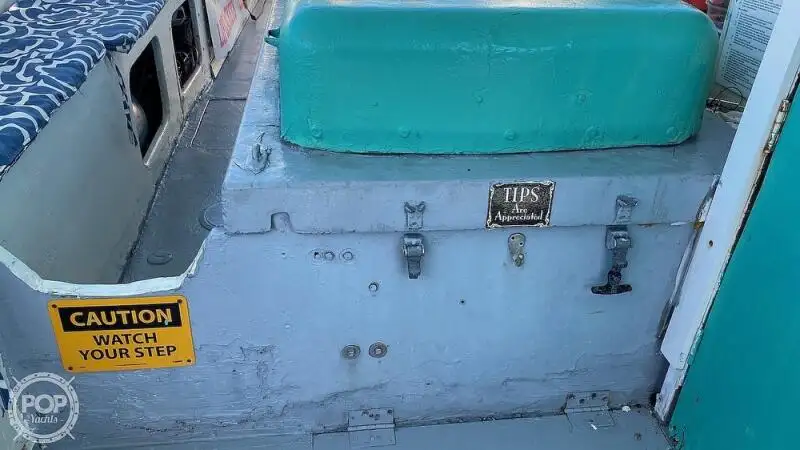 Tàu du lịch để bán
