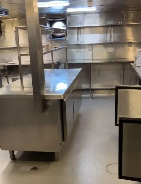 Tàu chở khách và hàng hóa để bán