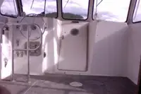 Tàu chở thủy thủ đoàn để bán