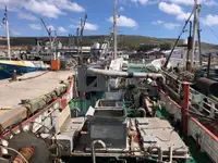 Tàu kéo lưới để bán