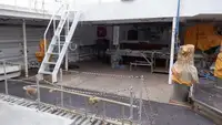Tàu câu dài để bán