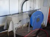 Tàu chở cá sống để bán