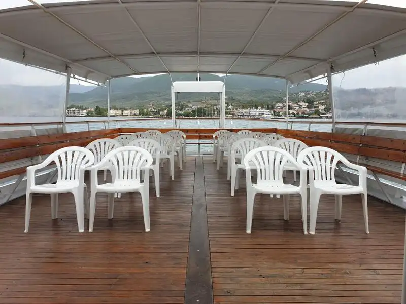 Tàu du lịch để bán