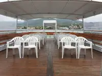 Tàu du lịch để bán