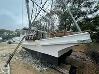 Tàu kéo lưới để bán