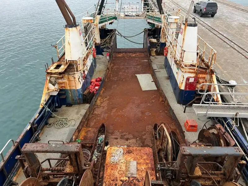 Tàu kéo lưới để bán