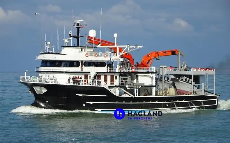Tàu đánh bắt cá bằng lưới vây để bán