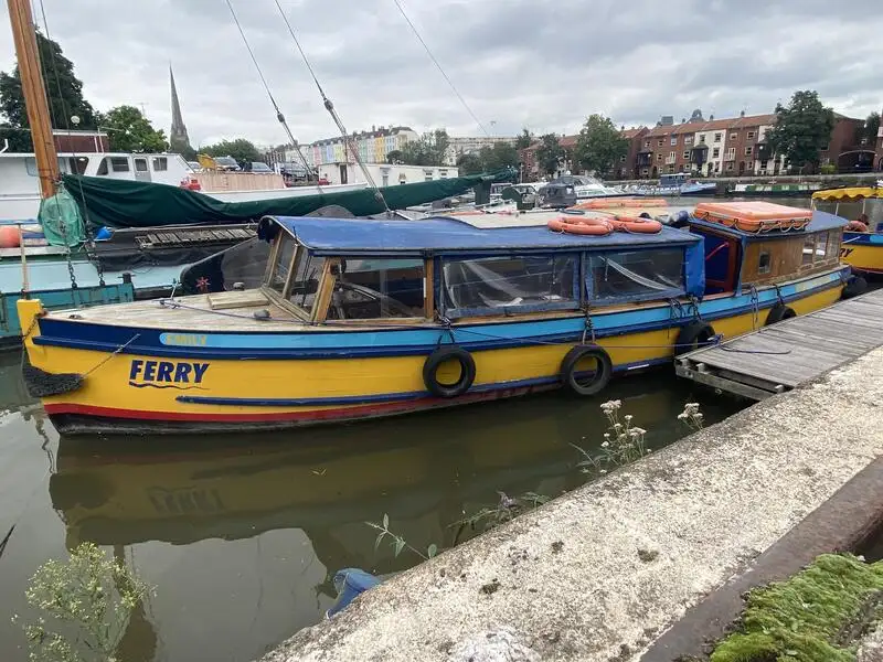 Tàu phà để bán